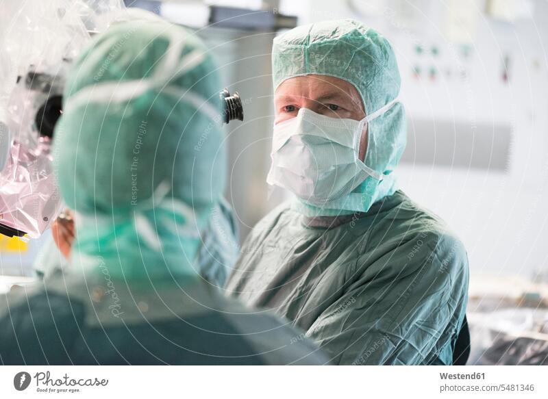 Neurochirurgischer Beratungskollege während einer Operation Kollegen Arbeitskollegen OP Operationen operieren Chirurgie Arzt Doktoren Ärzte Behandlung