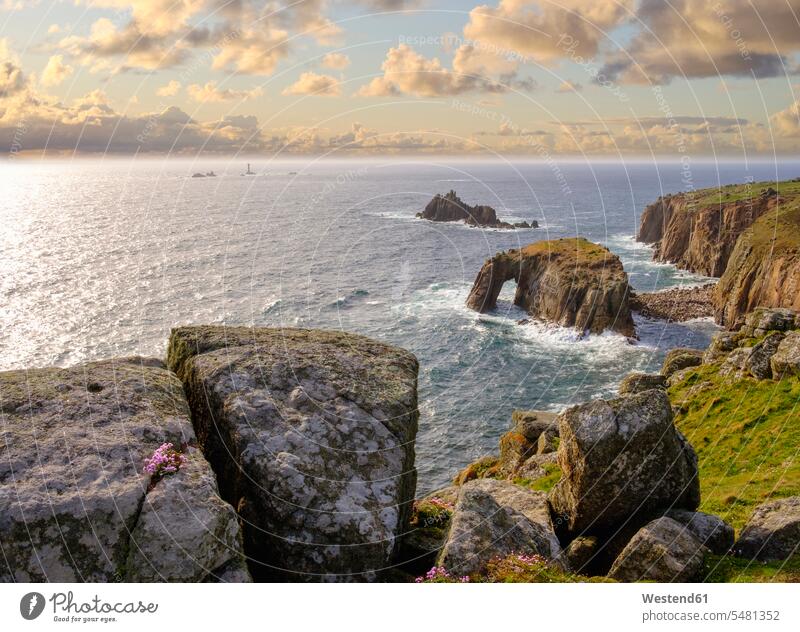 Großbritannien, England, Cornwall, Land's End, Steilküste mit Enys Dodman Rock und Longships-Leuchtturm im Hintergrund Felsformation Felsengruppe