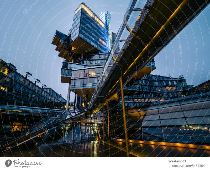 Deutschland, Hannover, Futuristische Architektur des Nord LB-Gebäudes Abendlicht abendliches Licht Norddeutsche Landesbank reisen Travel verreisen Weg Reise