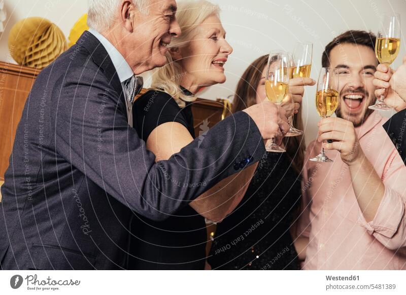 Freunde feiern gemeinsam Silvester und trinken Champagner Freundschaft Kameradschaft festlich Neujahr junge Frau junge Frauen Seniorin älter Seniorinnen alt