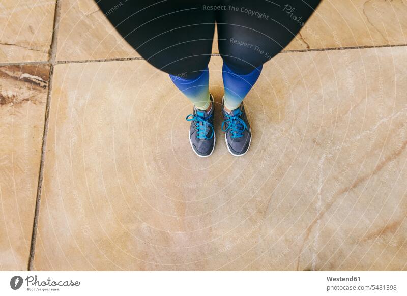 Spanien, Barcelona, Frau im Stehen joggend Textfreiraum Wand Wände Waende Boden Böden Boeden Freizeitsport Läuferin Laeuferinnen Läuferinnen Muße Sportschuh