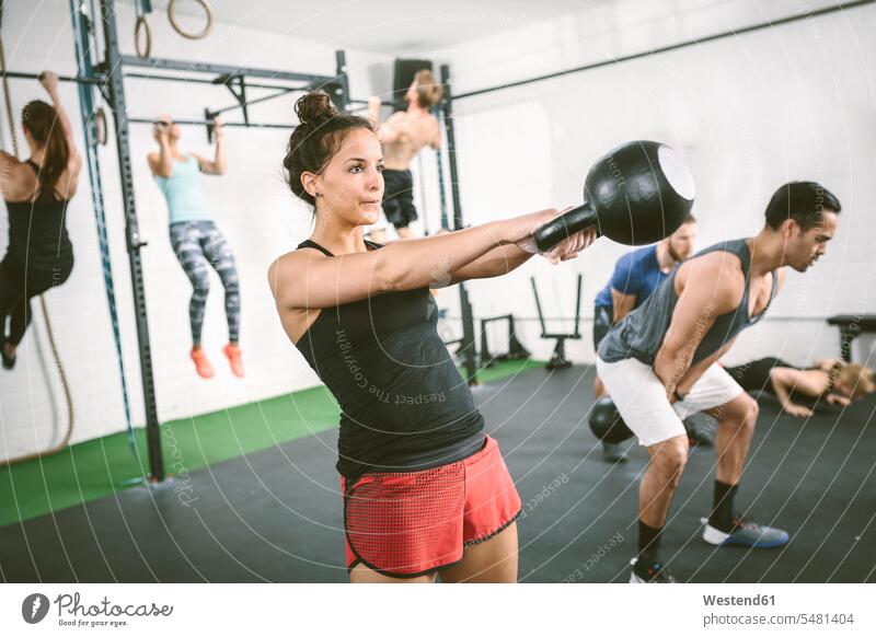 Menschen beim Turnen mit Paukenglocken trainieren Gruppe Gruppe von Menschen Menschengruppe Workout Krafttraining Fitnessstudio Fitnessclubs Fitnessstudios