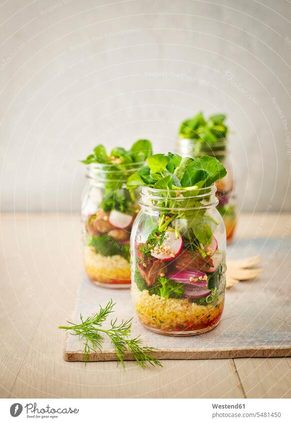 Einmachglas Buchweizensalat mit Gemüse und gewürfeltem Lendensteak Essen zum Mitnehmen Rohkost Einweckglas Vorratsglas Einweckgläser Einmachgläser