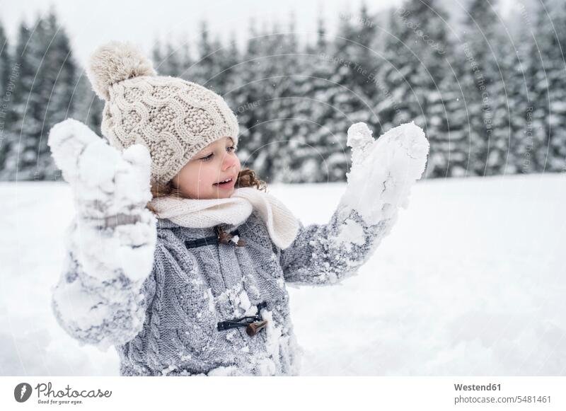 Glückliches Mädchen in Winterlandschaft weiblich winterlich Winterzeit Kind Kinder Kids Mensch Menschen Leute People Personen Schnee Wetter Europäer Kaukasier