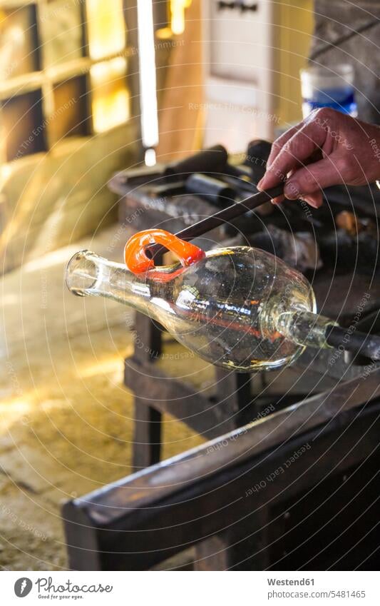 Mann, der einen Glassockel in einer Glasfabrik herstellt Männer männlich formen Glasbläser Glasblaeser gläsern Beruf Berufstätigkeit Berufe Beschäftigung Jobs