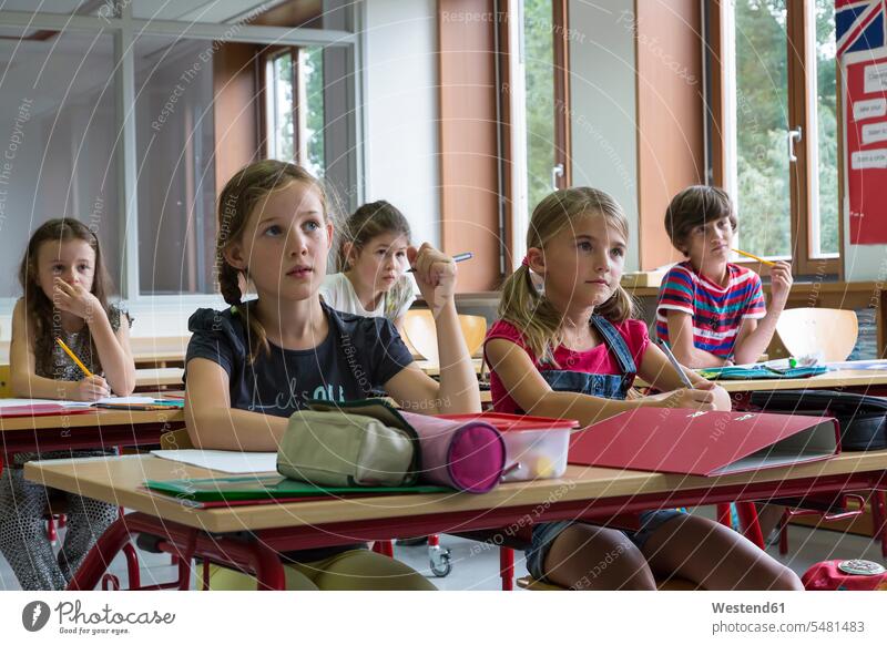 Aufmerksame Schüler im Klassenzimmer Schulkind Schule Bildung Schülerin lernen Kind zuhören Mensch Konzentration Mitschüler fünf Personen Europäer Ordner