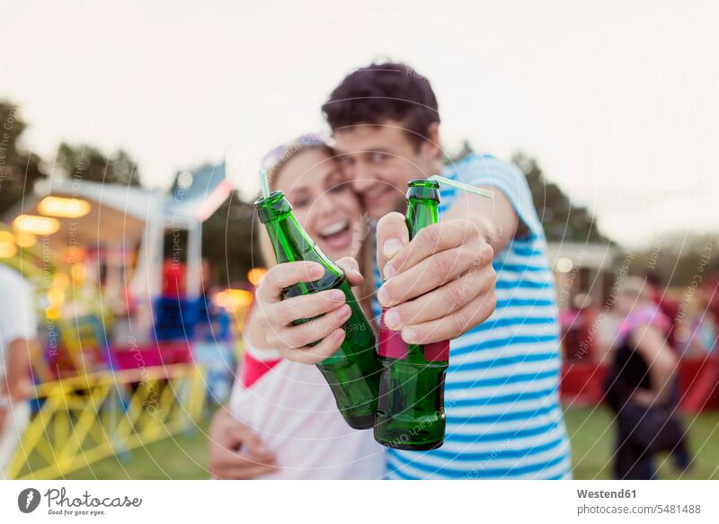 Glückliches Paar auf Jahrmarkt trinkt Erfrischungsgetränke Europäer Kaukasier Europäisch kaukasisch Tag am Tag Tageslichtaufnahme tagsueber Tagesaufnahmen