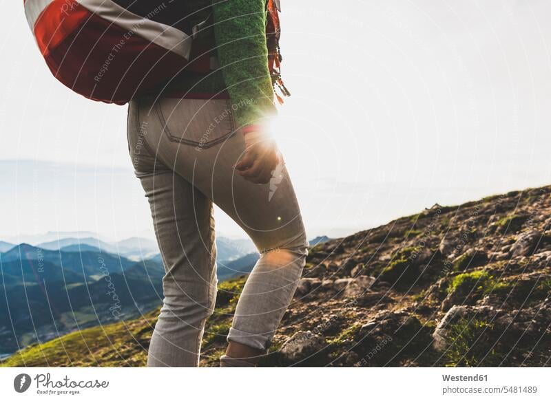 Wanderer mit Rucksack beim Wandern in den Alpen Europäer Europäisch Kaukasier kaukasisch reife Frau reife Frauen 50-55 Jahre 50 bis 55 Jahre 50 - 55 Jahre