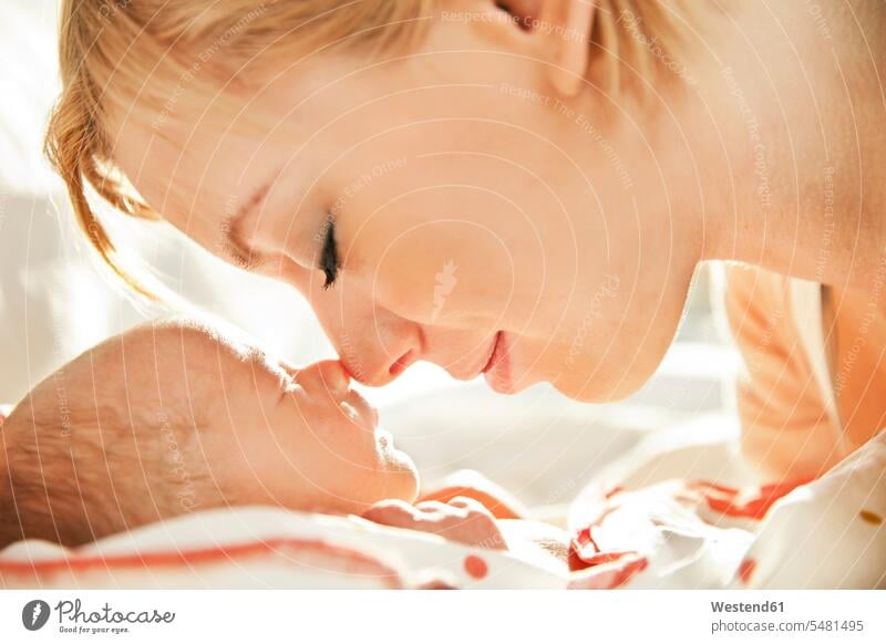 Nahaufnahme einer Mutter, die mit ihrem Neugeborenen in Kontakt kommt glücklich Glück glücklich sein glücklichsein Kind Babies Babys Kinder Mami Mutti Mütter