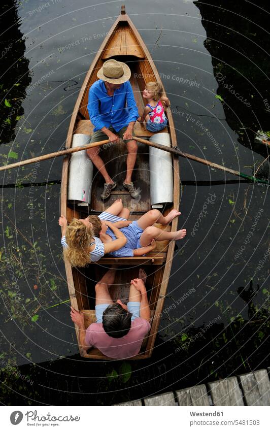 Familie im Ruderboot, Ansicht von oben Familien Ruderboote Mensch Menschen Leute People Personen Boot Boote Wasserfahrzeuge unterwegs auf Achse in Bewegung