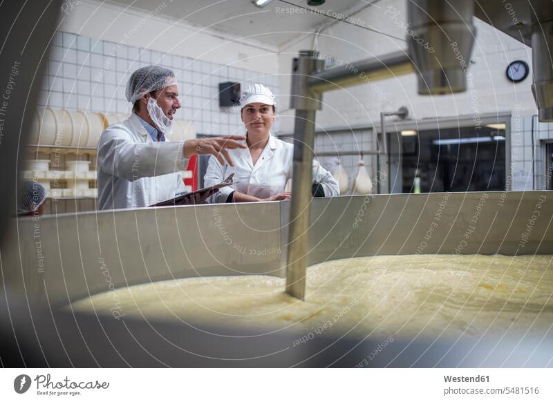 Käsereiarbeiter kontrollieren Gerinnungsprozess Facharbeiter Rührgerät Rührmaschine Dicklegung Milchgerinnung arbeiten Arbeit Produktion Erzeugungen Herstellung