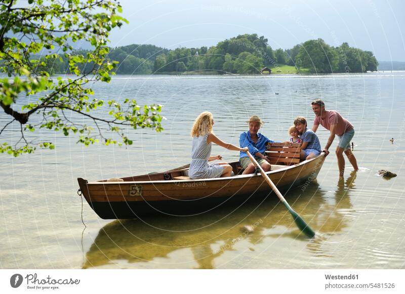 Deutschland, Bayern, Murnau, Familie im Ruderboot am Seeufer Ruderboote Familien Boot Boote Wasserfahrzeuge Ufer Mensch Menschen Leute People Personen