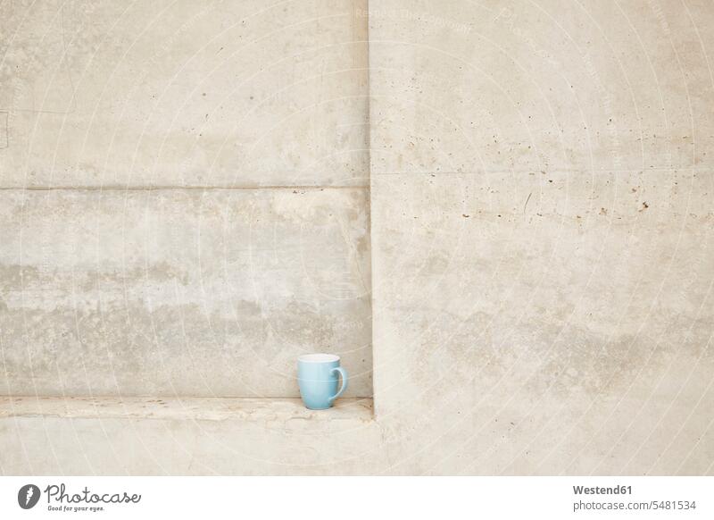 Pokal in Betonsims Kaffeetasse Kaffeetassen Pause Nische Nischen Sims Niemand Einfachheit schlicht einfach Schlichtheit Betonwand Betonwände Betonwaende