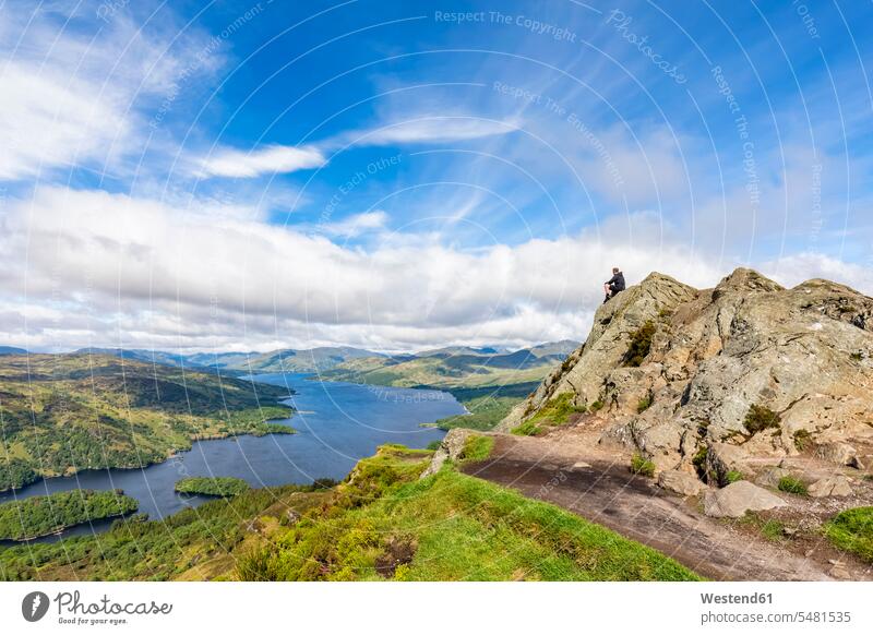 Grossbritannien, Schottland, Hochland, Trossachs, Touristen, die vom Berg Ben A'an zum Loch Katrine blicken Fels Felsen Landschaftsaufnahme