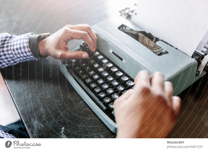 Nahaufnahme eines Mannes am Schreibtisch mit der Schreibmaschine Männer männlich Arbeitstisch Schreibtische Schreibmaschinen Erwachsener erwachsen Mensch