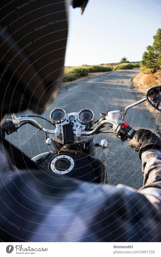Rückenansicht eines Motorrad fahrenden Mannes auf offener Straße Motorräder Motorradfahrer Kraftfahrzeug Verkehrsmittel KFZ Verkehrswesen Transportwesen Mensch