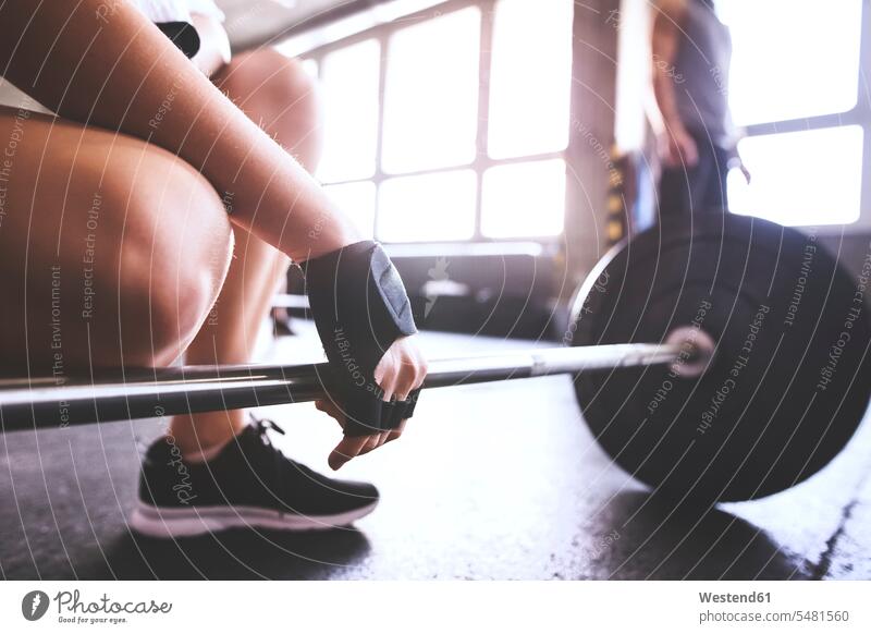 Nahaufnahme einer Frau, die sich im Fitnessstudio darauf vorbereitet, Langhantel zu heben trainieren Gewicht Gewichte Fitnessgerät Fitnessgeräte Fitnessgeraete