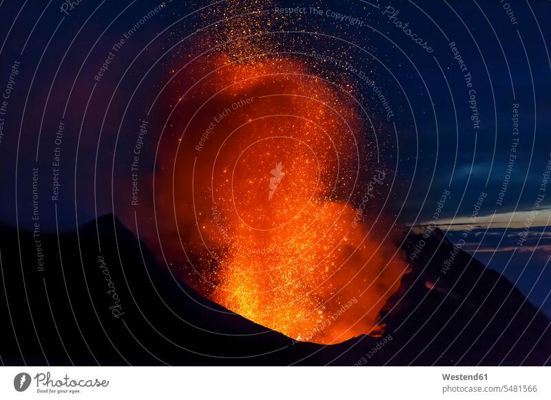 Italien, Äolische Inseln, Stromboli, Vulkanausbruch vor dem Hintergrund des Nachthimmels, Lavabomben Energie dynamisch Dynamik Power Glut Natur aktiv