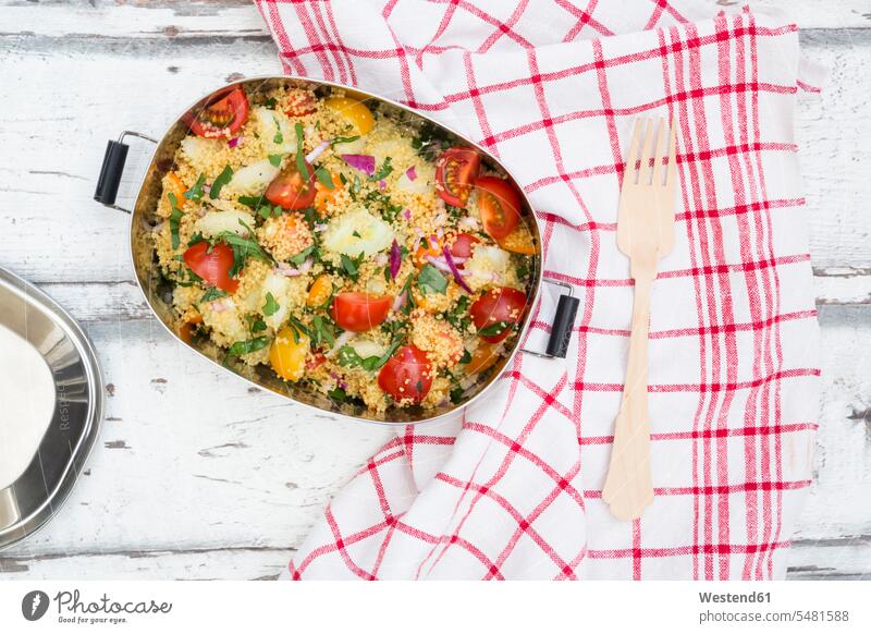 Gemüse-Couscous-Salat in Metalldose Holzgabel Holzgabeln Gesunde Ernährung Ernaehrung Gesunde Ernaehrung Gesundheit gesund Gabel Gabeln Salate rote Zwiebel