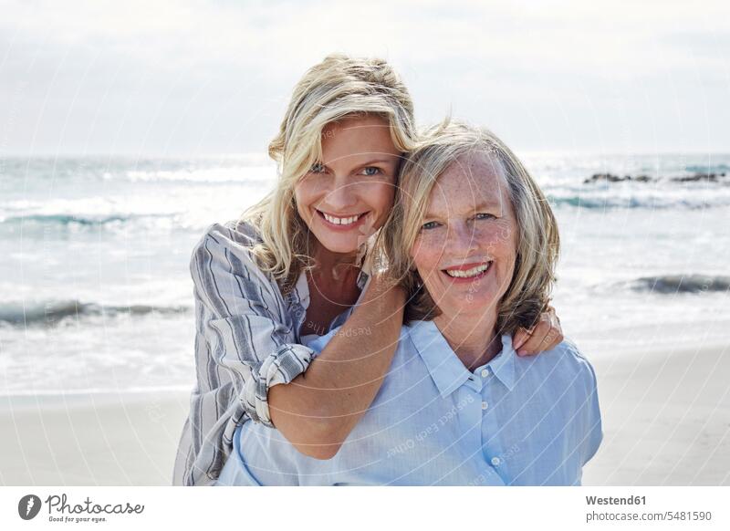 Mutter und Tochter bei der Umarmung am Meer Strand Beach Straende Strände Beaches glücklich Glück glücklich sein glücklichsein Töchter umarmen Umarmungen