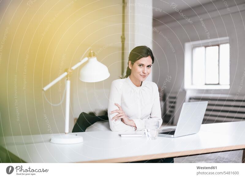 Porträt einer Geschäftsfrau mit Laptop am Tisch Geschäftsfrauen Businesswomen Businessfrauen Businesswoman Notebook Laptops Notebooks Frau weiblich Frauen