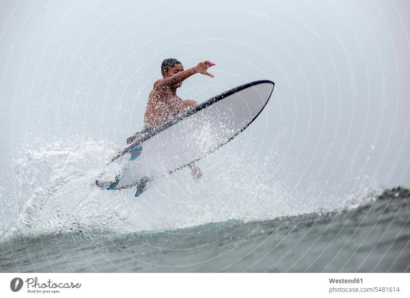 Indonesien, Java, Mann surft Surfen Surfing Wellenreiten Surfbrett Surfbretter surfboard surfboards Surfer Wellenreiter Meer Meere Wassersport Sport Gewässer