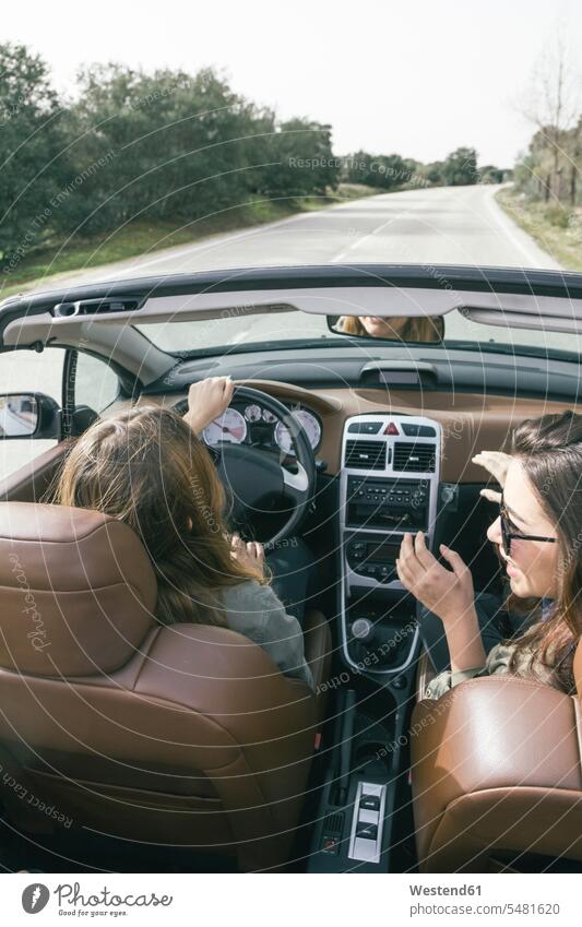 Frau fährt ein Cabriolet, während ihr Freund auf dem Beifahrersitz sitzt Textfreiraum Unterhaltung Gespraech Gespräch Gespraeche Gespräche Zufriedenheit