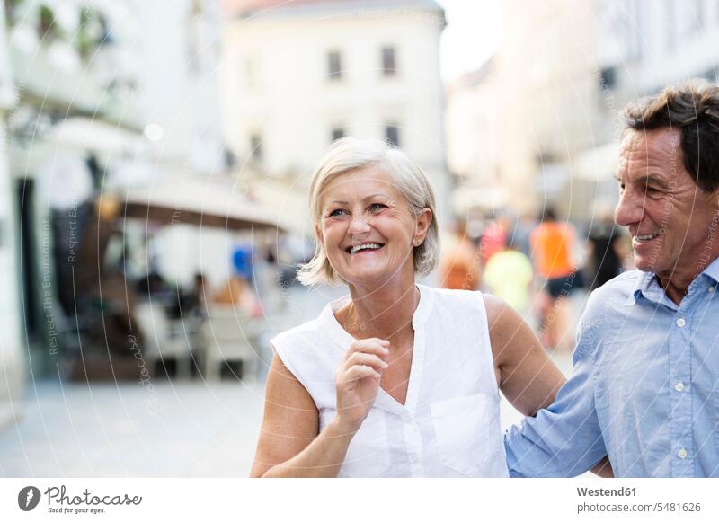 Glückliches älteres Ehepaar auf Städtereise Paar Pärchen Paare Partnerschaft Touristin Mensch Menschen Leute People Personen Touristen Tourismus Portrait