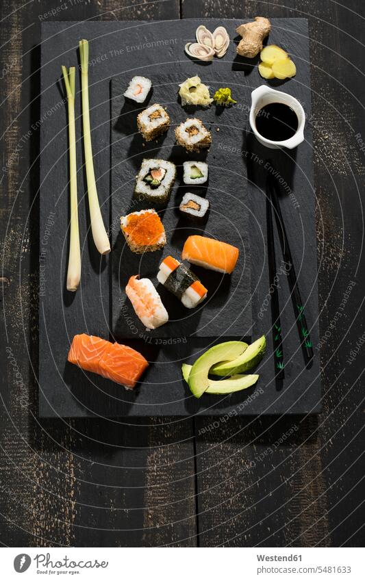 Vielfalt von Sushi Food and Drink Lebensmittel Essen und Trinken Nahrungsmittel servierfertig angerichtet Flat Lay Dip Dips Reis Gesunde Ernährung Ernaehrung