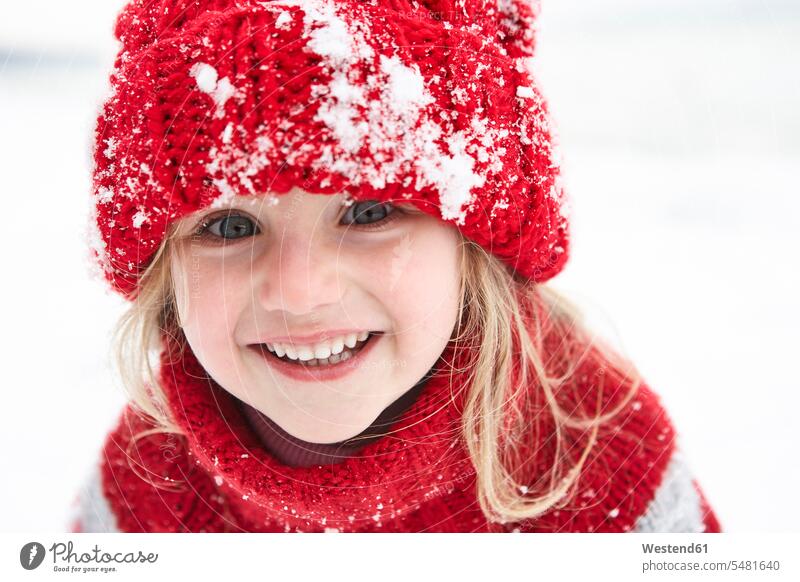 Kleines Mädchen amüsiert sich im Winter, Porträt winterlich Winterzeit Europäer Kaukasier Europäisch kaukasisch Wollmütze Wollmützen Strickmütze Strickmützen