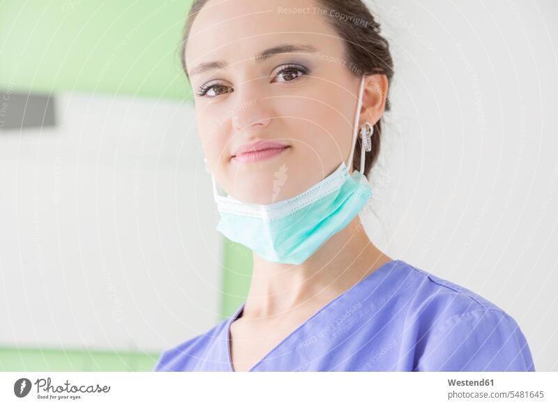 Porträt einer lächelnden Zahnärztin mit Maske Portrait Porträts Portraits Frau weiblich Frauen Mundschutz Zahnärztinnen Dentistin Zahnaerztinnen Dentistinnen