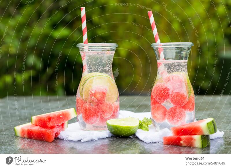 Zwei Karaffen Aufgusswasser mit Wassermelone und Limette aufgeschnitten Scheibe angeschnitten Stück Stücke Scheiben Citrullus lanatus Wassermelonen Tag am Tag