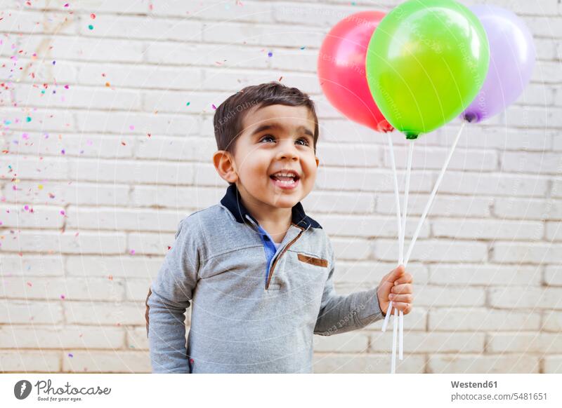 Porträt eines glücklichen Kleinkindes mit drei Luftballons Europäer Kaukasier Europäisch kaukasisch eine Person single 1 ein Mensch einzelne Person Ein