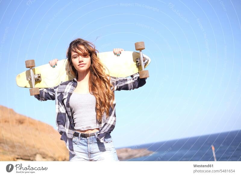 Spanien, Porträt einer Teenagerin mit Longboard auf den Schultern Europäer Kaukasier Europäisch kaukasisch Jugend Skateboard Rollbretter Skateboards