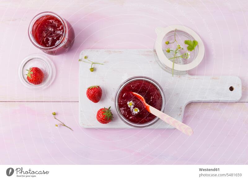 Erdbeermarmelade, offenes Glas Erdbeere Erdbeeren Fragaria rosa rosafarben Einweckglas Vorratsglas Einweckgläser Einmachgläser Einmachglaeser Einmachglas