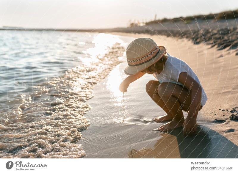 Spanien, Menorca, kleines Mädchen spielt am Strand spielen weiblich Beach Straende Strände Beaches Kind Kinder Kids Mensch Menschen Leute People Personen Urlaub
