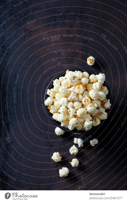 Schale mit Popcorn auf rostigem Hintergrund Draufsicht Vogelperspektive von oben Aufsicht servierfertig angerichtet zubereitet Nahaufnahme Nahaufnahmen