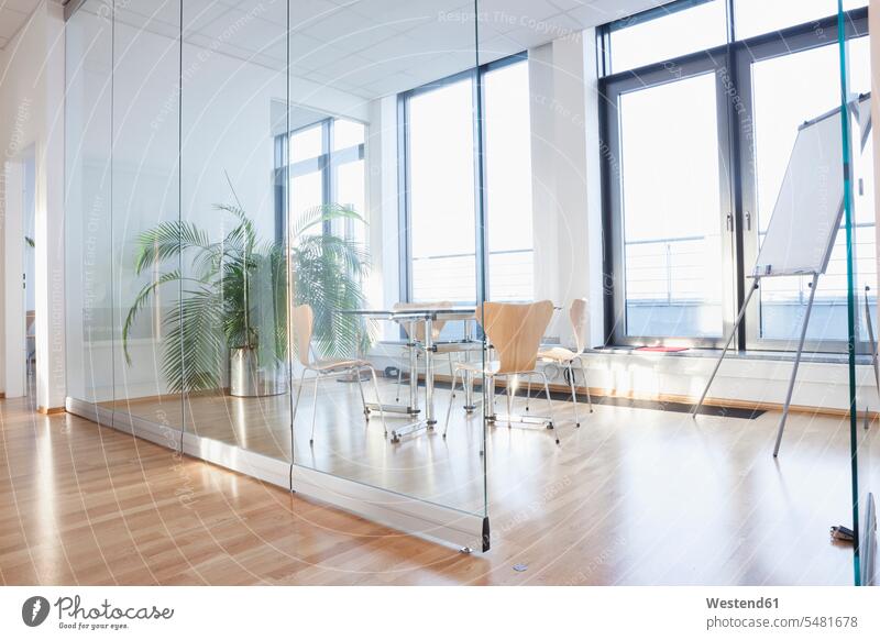 Büroeinrichtung, Tisch mit Stühlen im Sitzungssaal Niemand Glasscheibe Glasscheiben Möbel Mobiliar Einrichtungsgegenstand Einrichtungsgegenstände Interieur