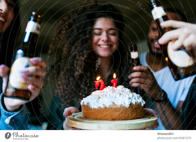 Gruppe junger Leute, die Geburtstag feiern Freunde Geburtstagsfeiern Geburtstage Freundschaft Kameradschaft Feste Festtag Festtage Kuchen Geburtstagskuchen