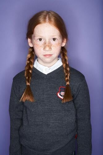 Bildnis eines rothaarigen Mädchens mit Sommersprossen Portrait Porträts Portraits weiblich Schuluniform Schuluniformen Kind Kinder Kids Mensch Menschen Leute