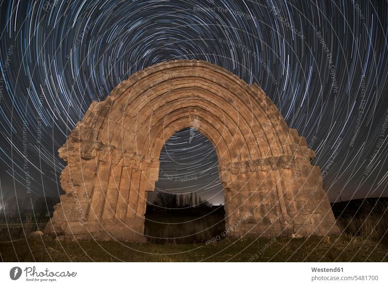 Spanien, Sasamon, Arco de San Miguel de Mazarreros mit Sternenpfaden im Hintergrund Nacht nachts Sehenswürdigkeit Sehenwürdigkeiten sehenswert Sternhimmel