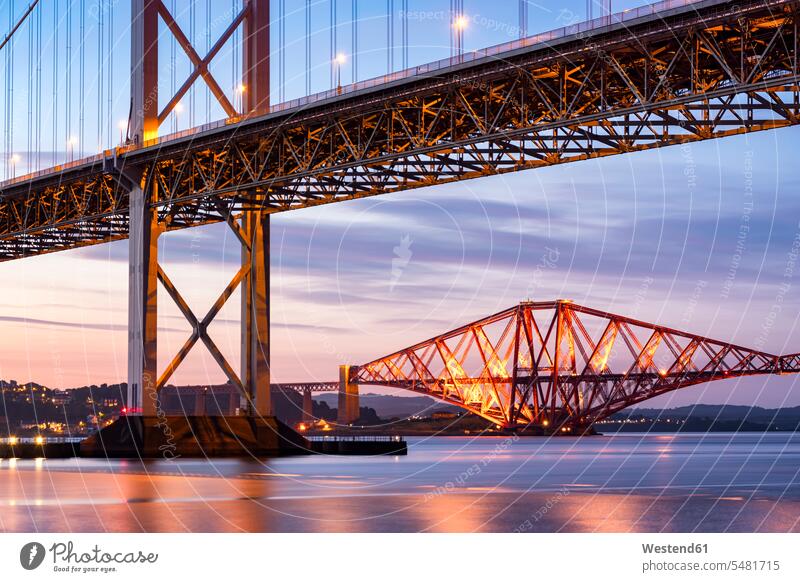 Großbritannien, Schottland, Fife, Edinburgh, Mündung des Firth of Forth, Forth Bridge und Forth Road Bridge bei Sonnenuntergang beleuchtet Beleuchtung Natur