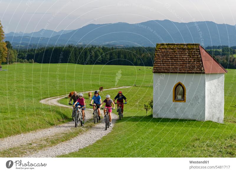 Deutschland, Bayern, Faistenberg, Familie auf einer Fahrradtour Radtour Radtouren Natur Berg Berge Gebäude Oberbayern Teenagerin junges Mädchen Teenagerinnen