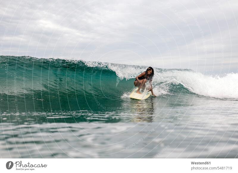 Indonesien, Java, Frau beim Surfen Meer Meere Surfing Wellenreiten weiblich Frauen Gewässer Wasser Wassersport Sport Erwachsener erwachsen Mensch Menschen Leute