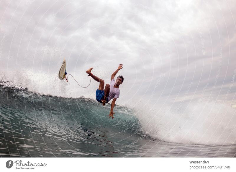 Indonesien, Java, Mann surft Welle Wellen Surfen Surfing Wellenreiten Surfer Wellenreiter Surfbrett Surfbretter surfboard surfboards Meer Meere Wasser