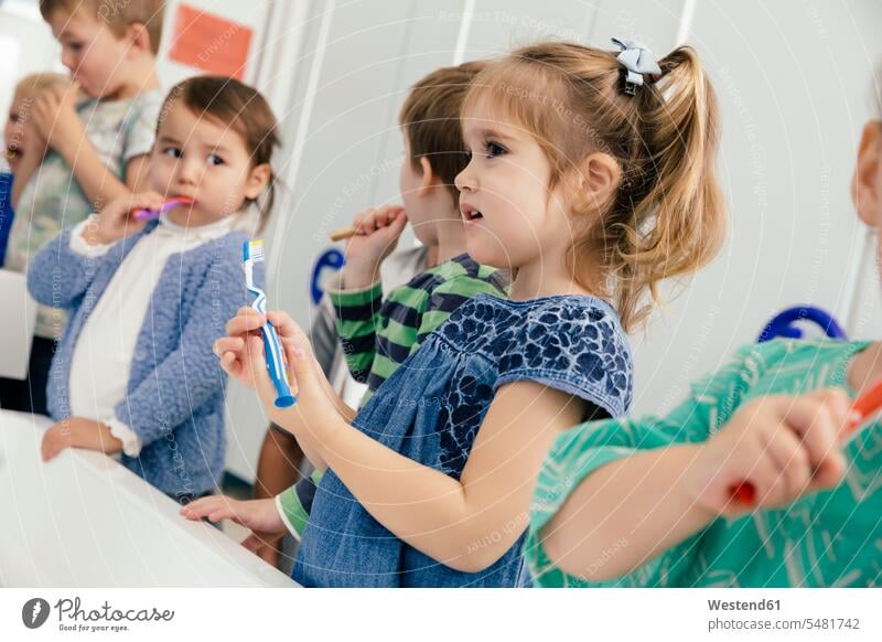 Kinder beim Zähneputzen im Badezimmer eines Kindergartens Kindergaerten Kindergärten Zähne putzen Zaehne putzen Kids Pädagogik Paedagogik Mensch Menschen Leute