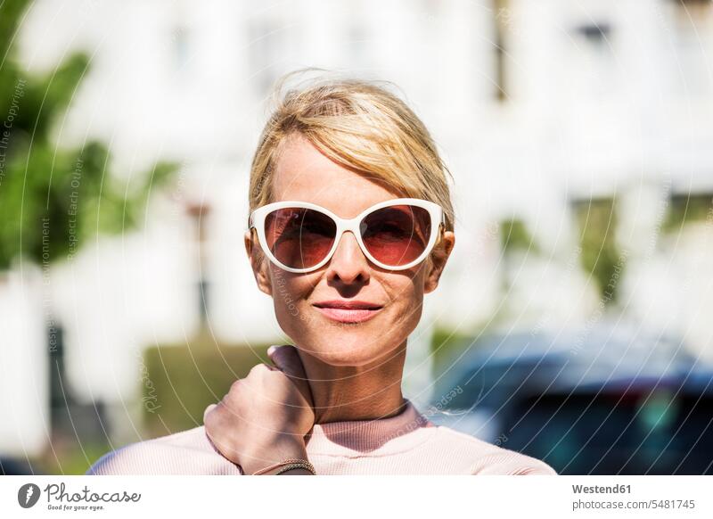 Bildnis einer blonden Frau mit Sonnenbrille lächeln Portrait Porträts Portraits Sonnenbrillen Brille weiblich Frauen Erwachsener erwachsen Mensch Menschen Leute