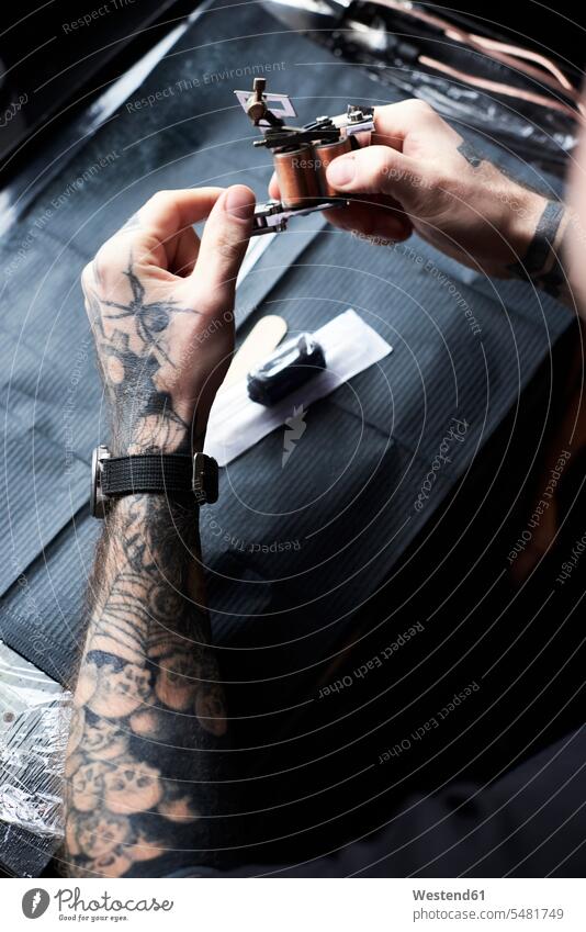 Tätowierer bei der Arbeit im Studio Mann Männer männlich Taetowierer Atelier Studios Ateliers arbeiten Tattoo Tätowierungen Tatoos Taetowierung Tattoos
