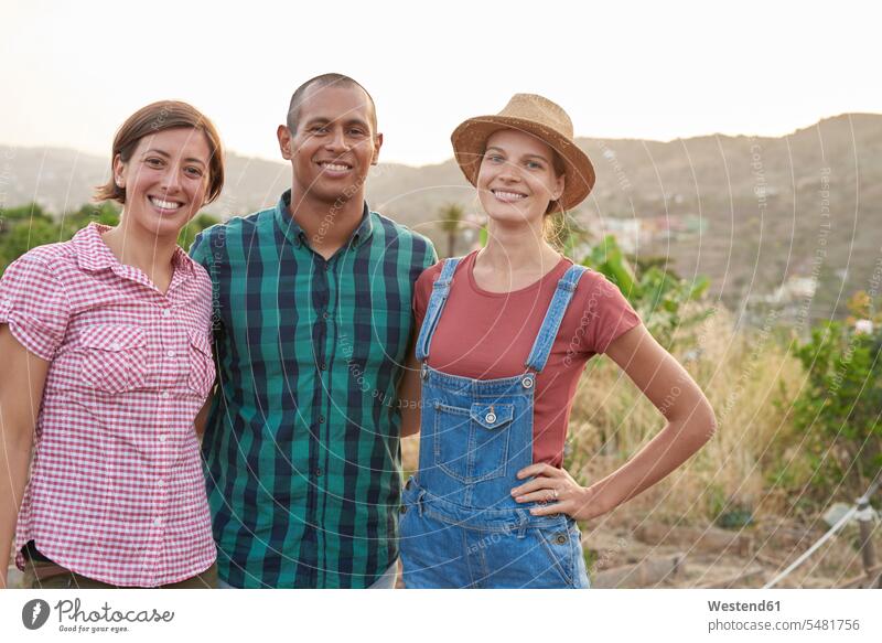 Gruppenbild von drei glücklichen Bauern Freunde Portrait Porträts Portraits Freundschaft Kameradschaft Landwirte Landwirtschaft Gran Canaria Arm in Arm