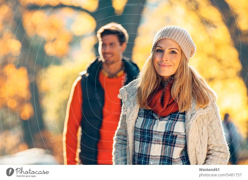 Glückliches Paar genießt den Herbst in einem Park Europäer Kaukasier Europäisch kaukasisch lächeln Entspannung relaxen entspannen Freude freuen Natur